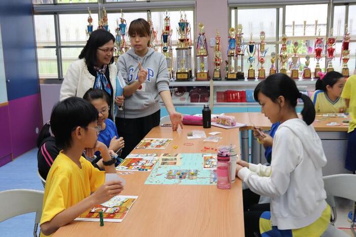 越南水上貿易桌遊課程學生討論越南貿易文化