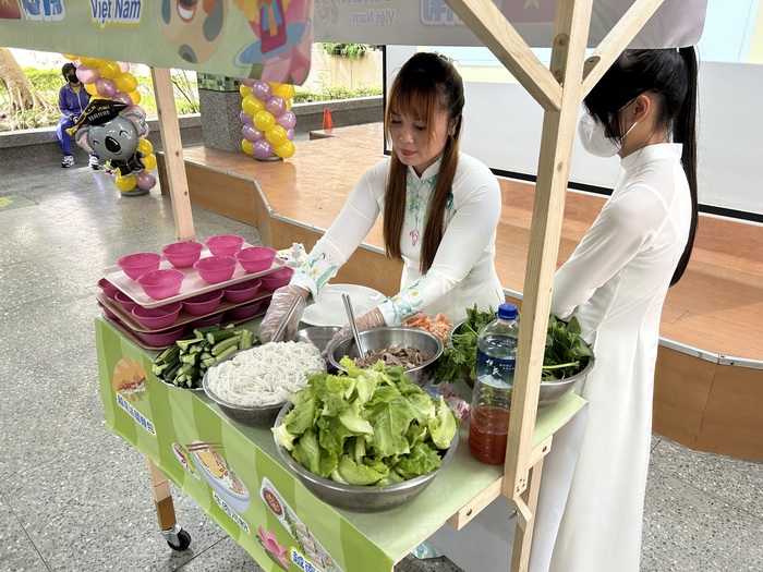 媽媽與女兒一起為朝會學生包越南潤餅
