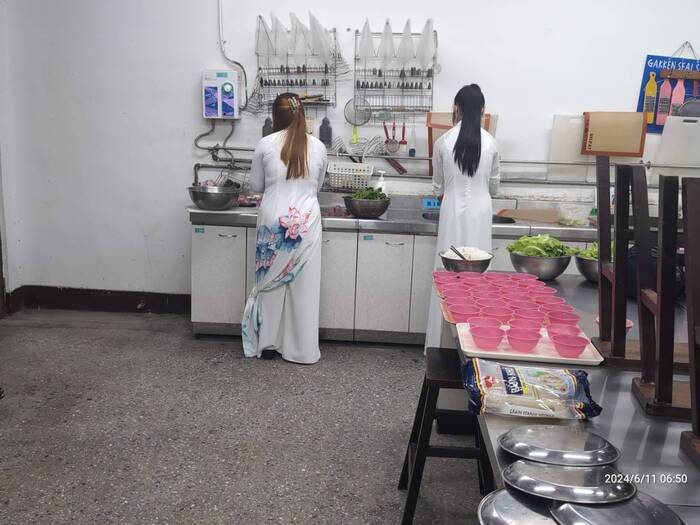 清晨六點新住民媽媽和女兒就到校準備