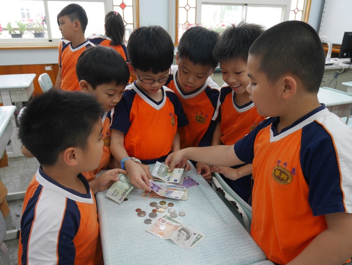 學生帶來各國的錢幣，並分享各個國家的文化特色