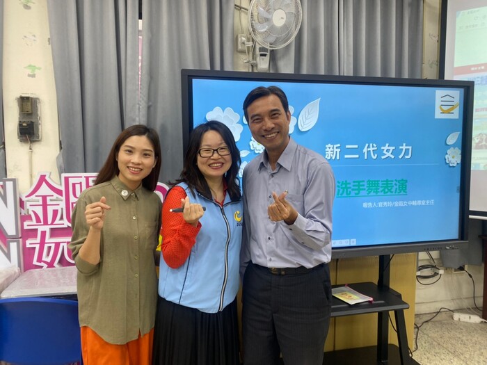 主任與越南語老師合影