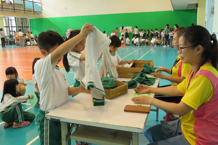 邀請新住民志工擔任關主，家事小達人闖關成功