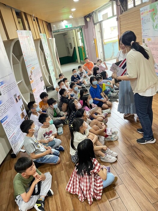 導覽志工解說易拉展內容，學生仔細聆聽