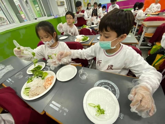 學生一同製作春捲體驗異國文化